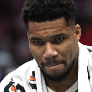 无心恋战？字母哥最后时刻伤退&amp;8中4拿到22分13板7助 罚球16中14