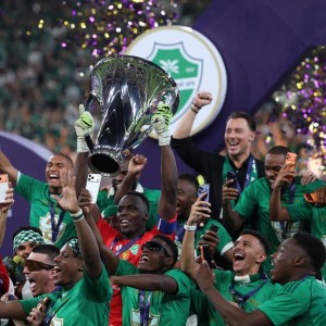 1-0！沙特豪门卫冕亚冠冠军 少打1人后加时赛绝杀 日本球队3连亚